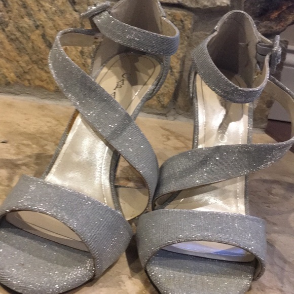 Silver heels - Picture 3 of 3